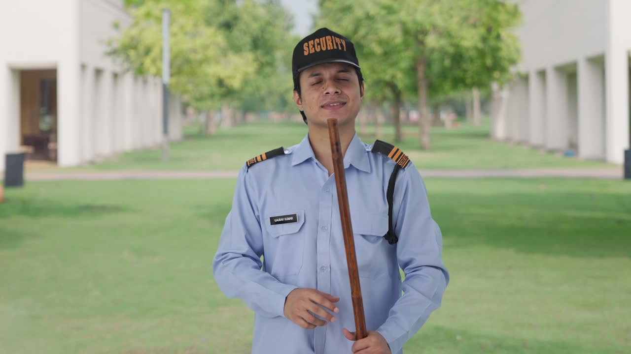 un guardia de seguridad indio feliz escuchando a alguien