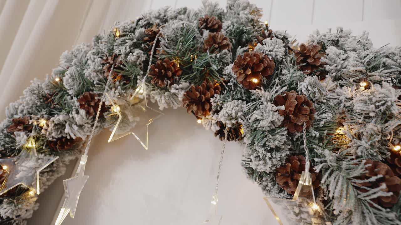 corona de cono de pino con luces. sentimiento de hogar de navidad