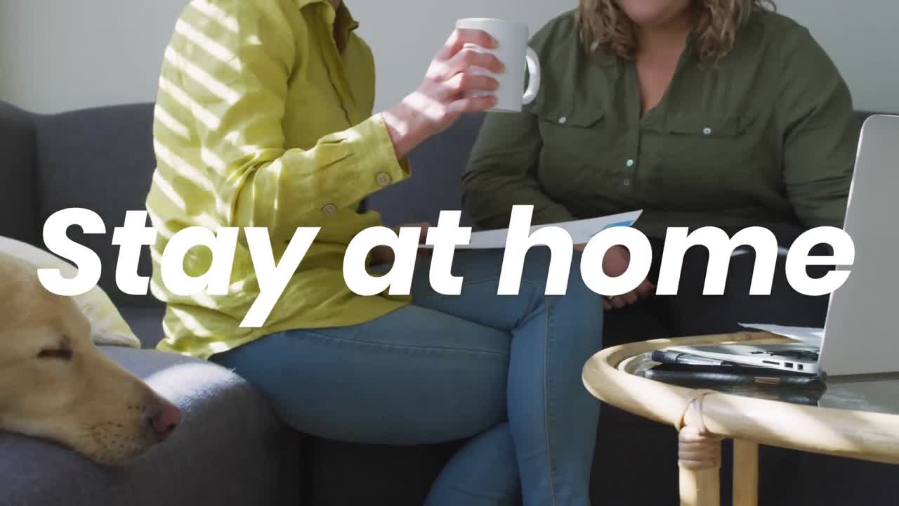 노트북을 사용하는 백인 여성 커플에 대한 집에 머무는 텍스트의 애니메이션