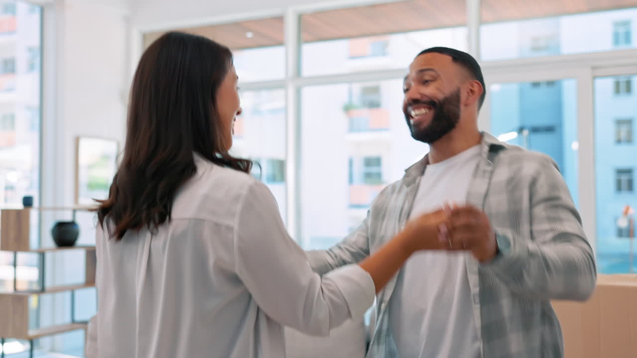 amor, casa nueva y pareja con cajas