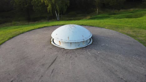 Disparo-Aéreo-Desde-Un-Dron,-Volando-Alrededor-De-Una-Torreta-De-Búnker-Wwi-En-Verdun,-Francia