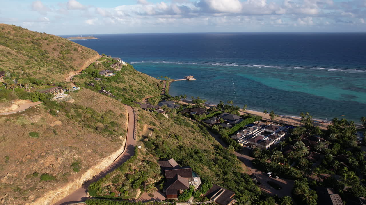 영국 버진 아일랜드, 해안선, 도로, 고급 해변, 열대 휴양지 및 카리브 해의 산호초의 드론