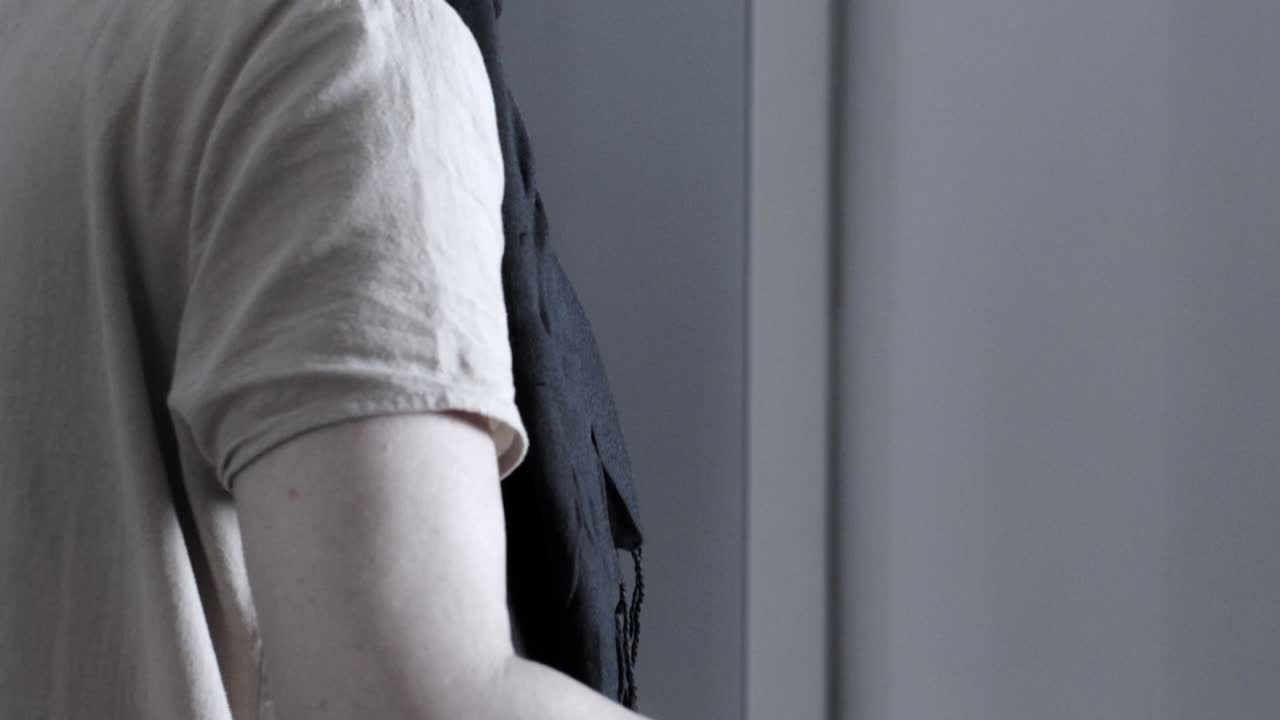 히자브 를 입은 무슬림 여성 이 철제 의류 를 입고 있다