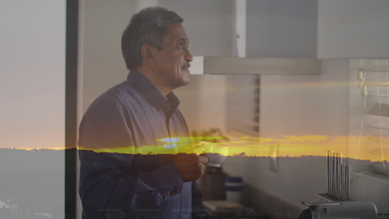 컵을 들고 술을 마시는 고위 양색 남성 위의 일몰 풍경의 애니메이션