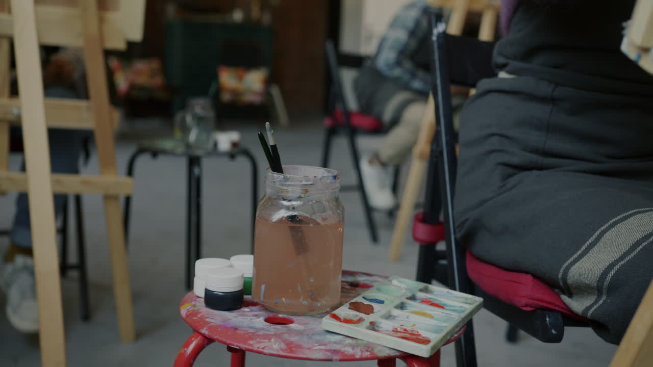 Mujer pintando en un estudio de arte