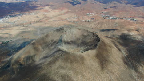 Gairia-Vulkan-Caldera:-Luftaufnahme-Aus-Nächster-Nähe-Und-Im-Orbit-Zur-Caldera-An-Einem-Sonnigen-Tag-Und-Auf-Der-Insel-Fuerteventura