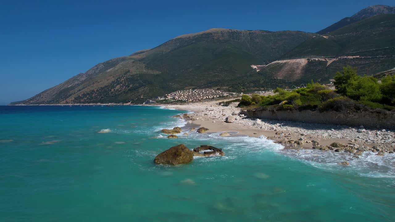 알바니아의 아이오니아 해에 크리스탈 푸른 물과 함께 순수한 해변 근처에 건설 된 빌라와 호텔을 가진 럭셔리 리조트