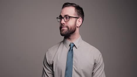 Unbeholfener-Mann-Schaut-Auf-Und-Putzt-ängstlich-Brille-Mit-Krawatte,-Halbtotale