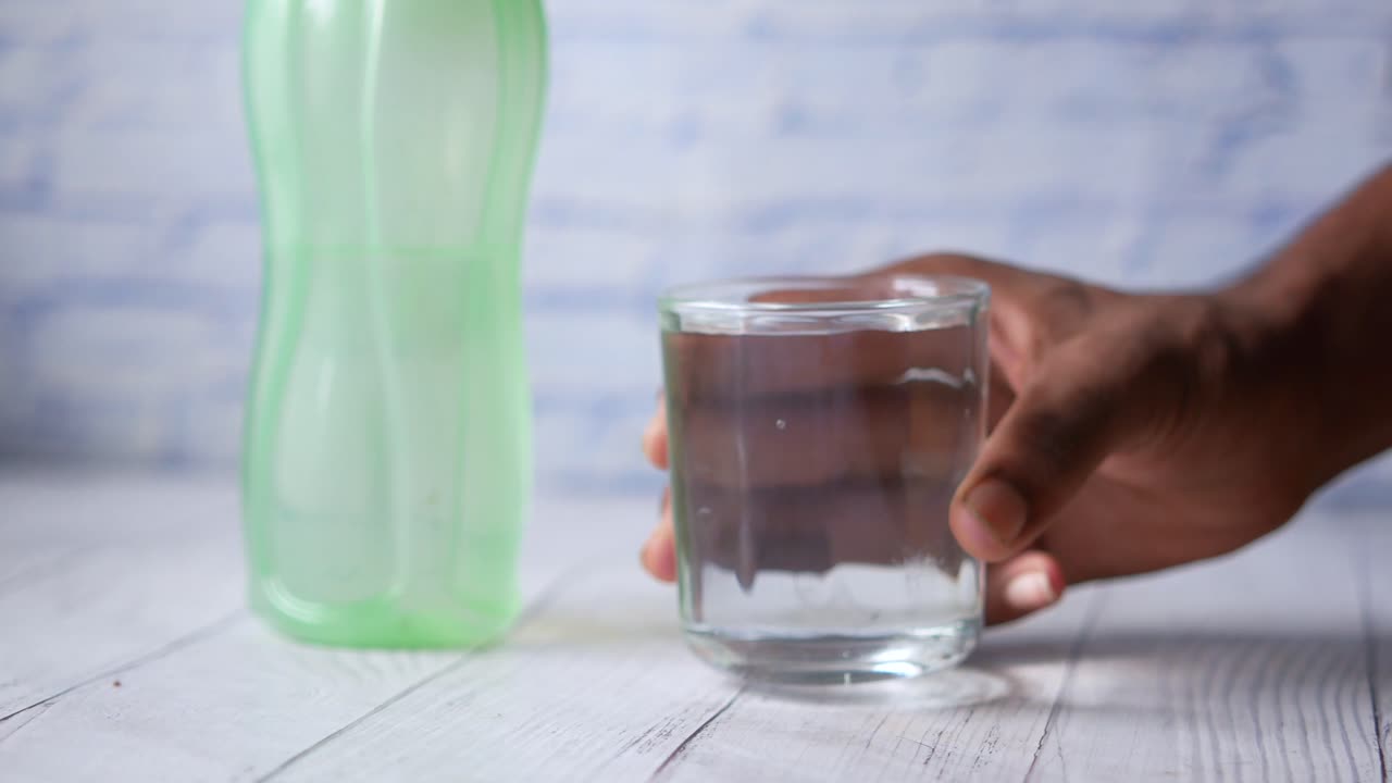 elige un vaso de agua en la mesa.