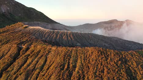 Espectacular-Vista-Aérea-De-Un-Creador-En-El-Volcán-Kawah-Ijen-Con-Lago-De-Azufre-Turquesa-Al-Amanecer