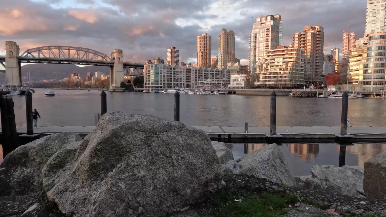 겨울 동안 캐나다 밴쿠버에서 해가 지는 동안 그랜빌 섬 타임스