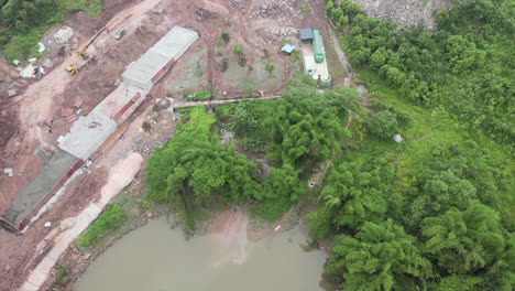 un sitio de construcción está contaminando el agua
