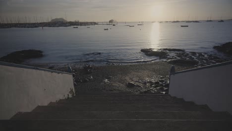 escalera que conduce a la playa al amanecer