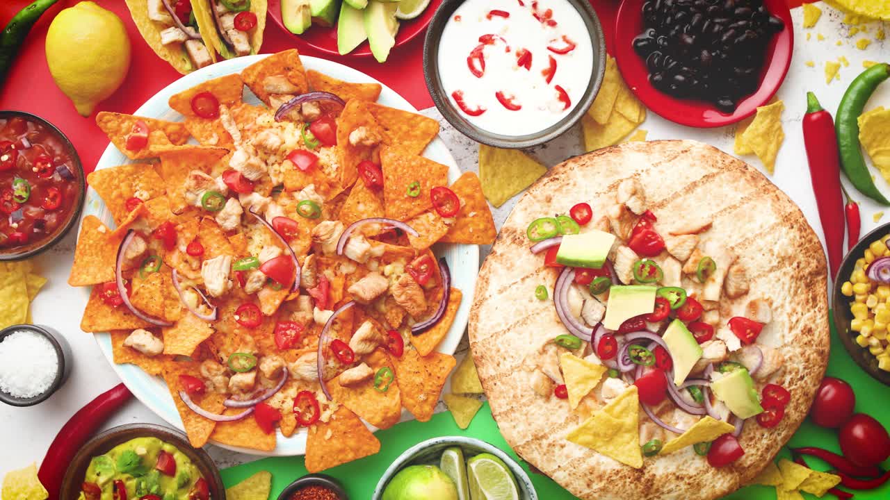 탁자 위에 있는 다양한 멕시코 음식의 구색에 대한 오버헤드 사진