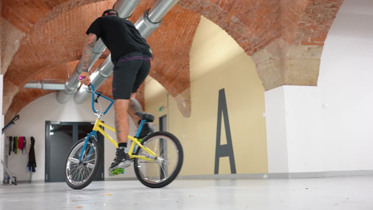 Rider BMX che esegue acrobazie su terreno pianeggiante - gimbal