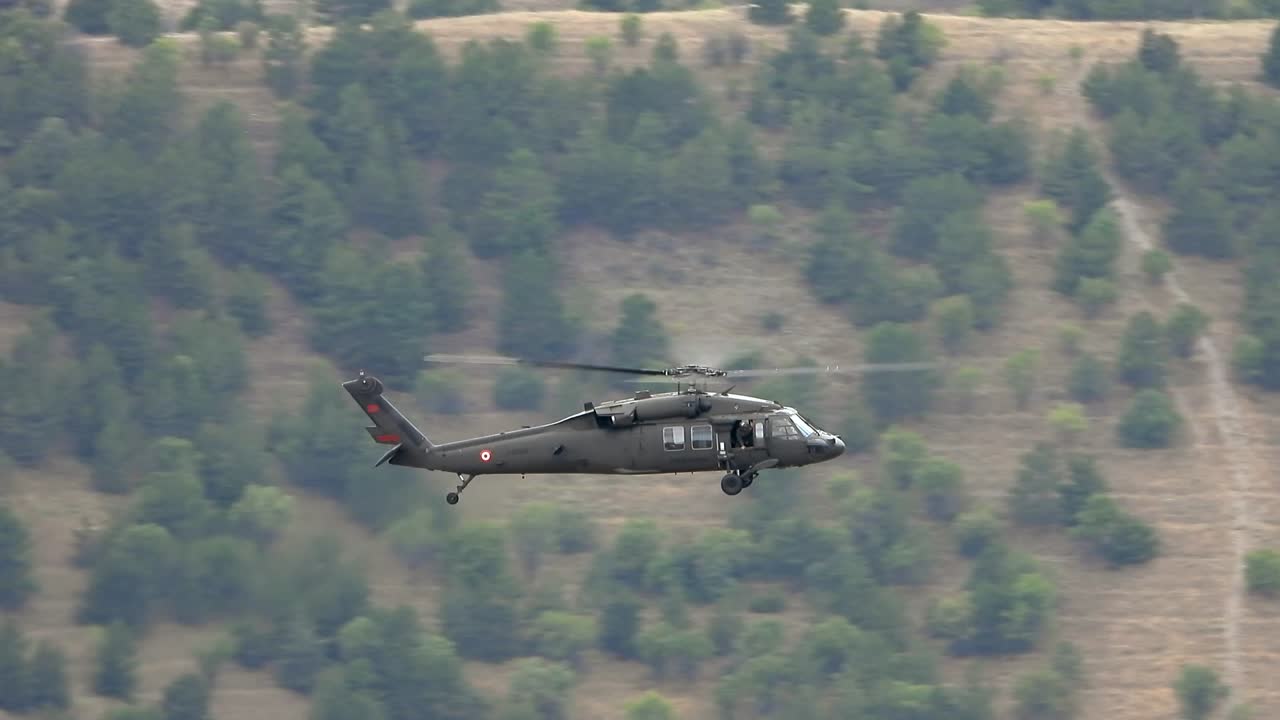 실제 군용 헬리터가 군인들을 운반하고 있습니다.