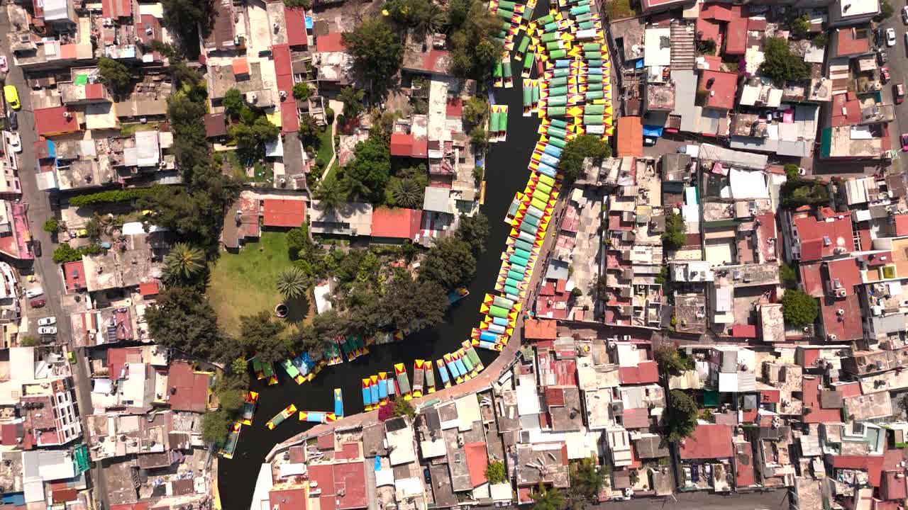 xochimilco의 공중 사진: cdmx의 이 지역의 trajineras, 꽃 및 자연