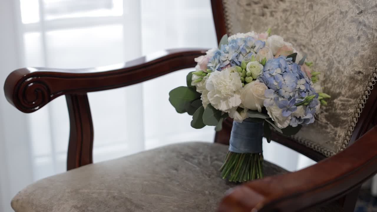 아름다운 파란색과 색의 신부 꽃받침