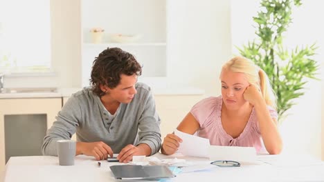 pareja haciendo su contabilidad