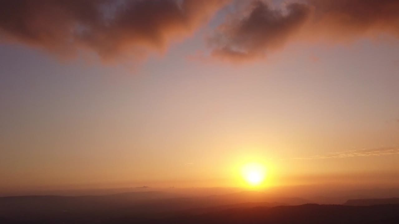 imágenes cinematográficas de la puesta de sol en 4k mientras se capturan durante un viaje por carretera con amigos a lonavala india