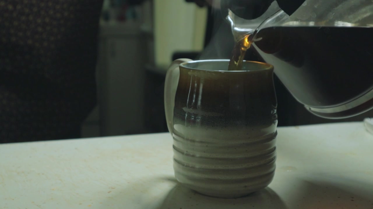Versando una tazza di caffè fumante