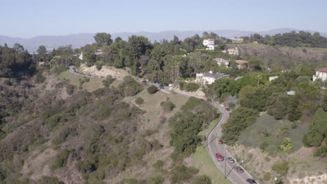 4K-Drohnenaufnahme-Des-Hauptverkehrsverkehrs-Am-Benedict-Canyon-In-Beverly-Hills,-Kalifornien