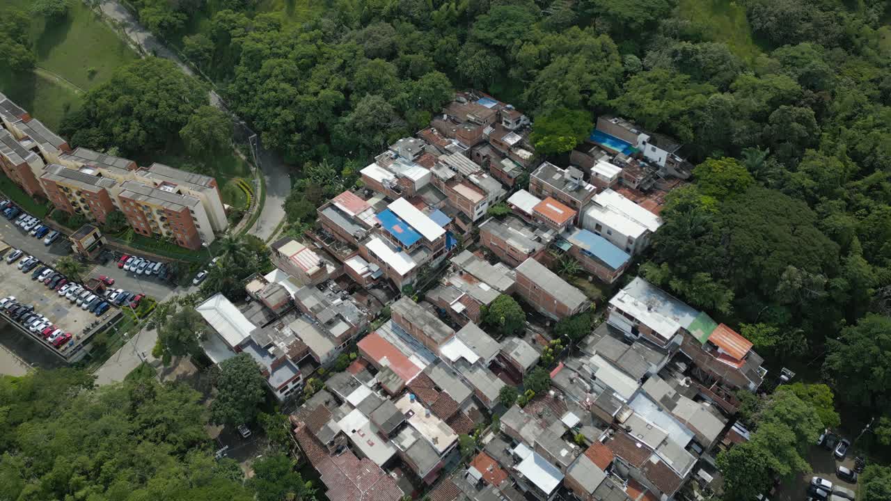 drone volando sobre el vecindario de aguacatal en cali, colombia