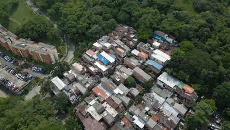 drone volando sobre el vecindario de aguacatal en cali, colombia