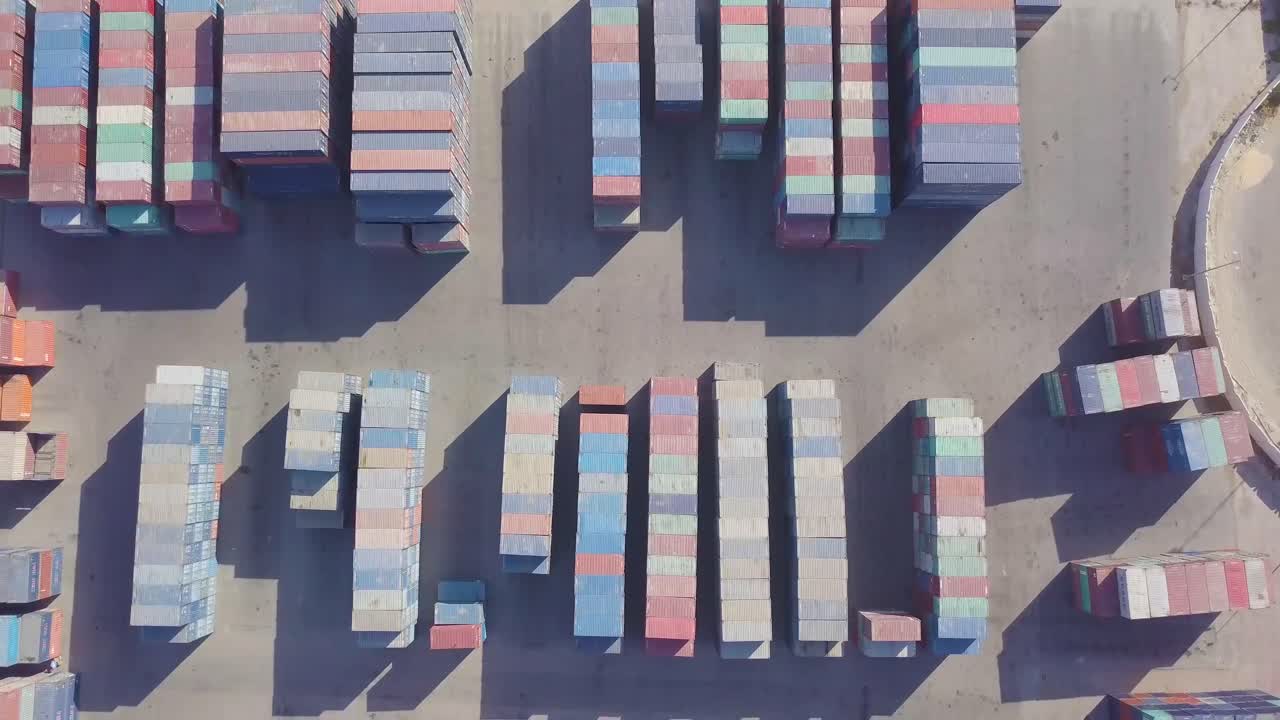 다채로운 컨테이너, 트럭, 지게차, 컨테이너 로더가 있는 매우 큰 컨테이너 야적장