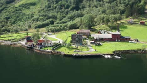 Una-Granja-En-La-Orilla-Del-Naeroyfjord