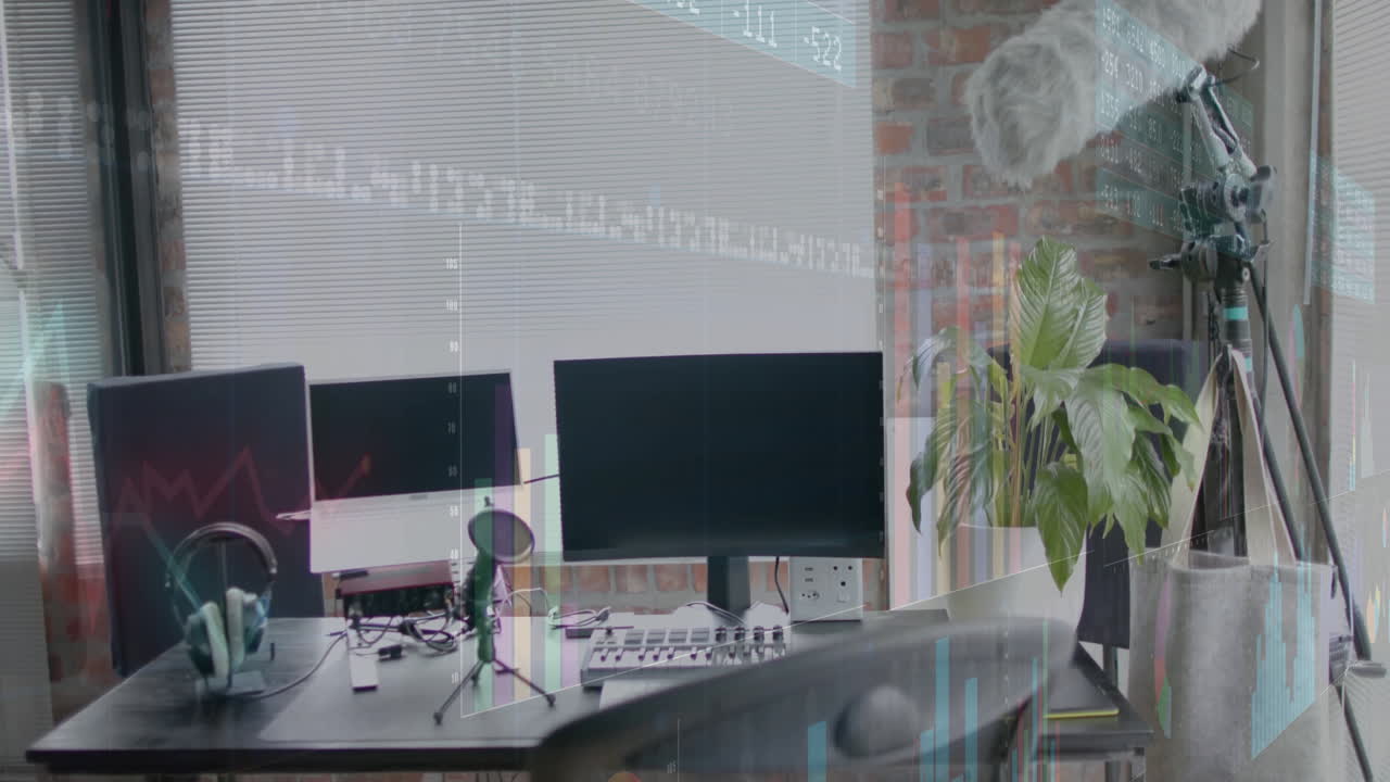 사무실의 책상에 있는 컴퓨터를 통해 데이터 처리의 애니메이션