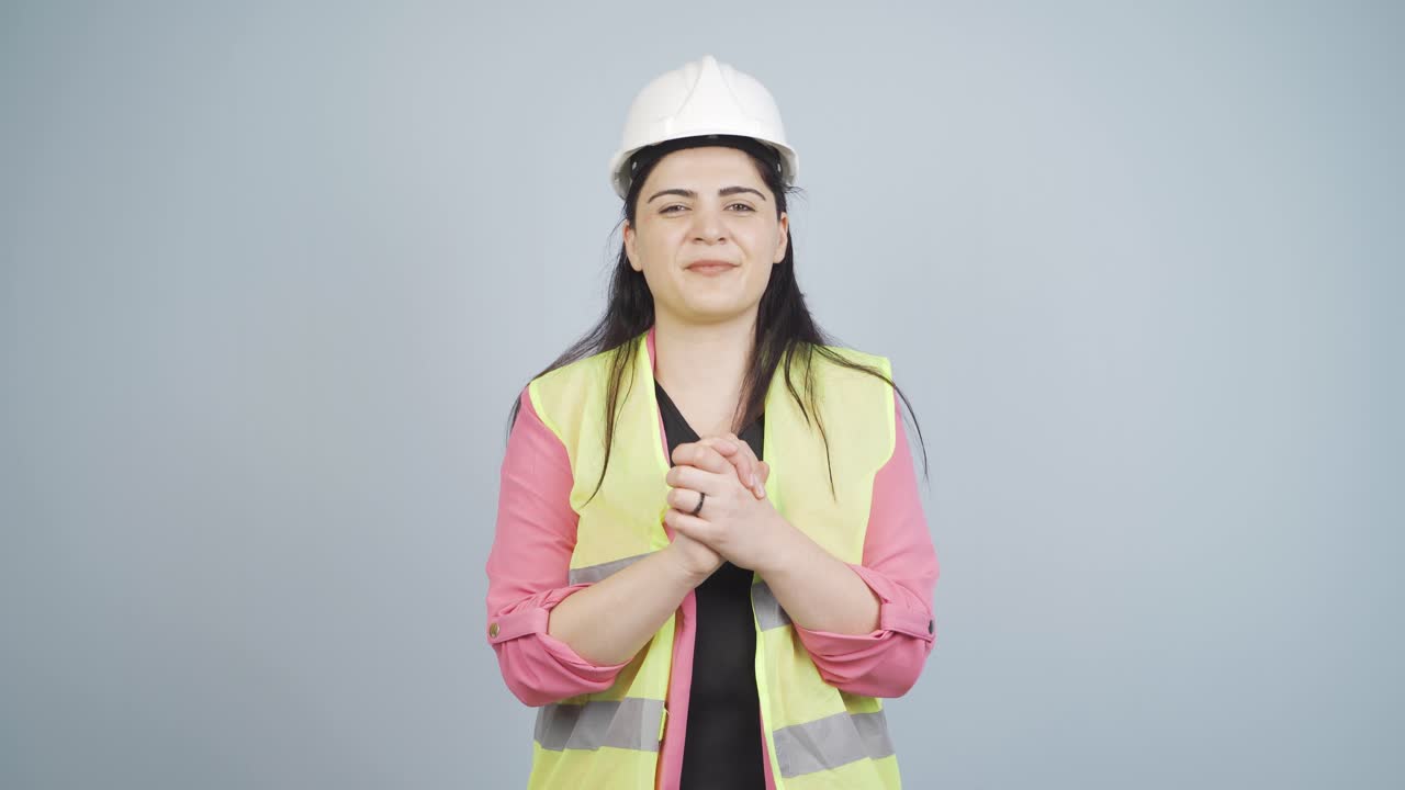 ingeniero haciendo una señal de confianza a la cámara.