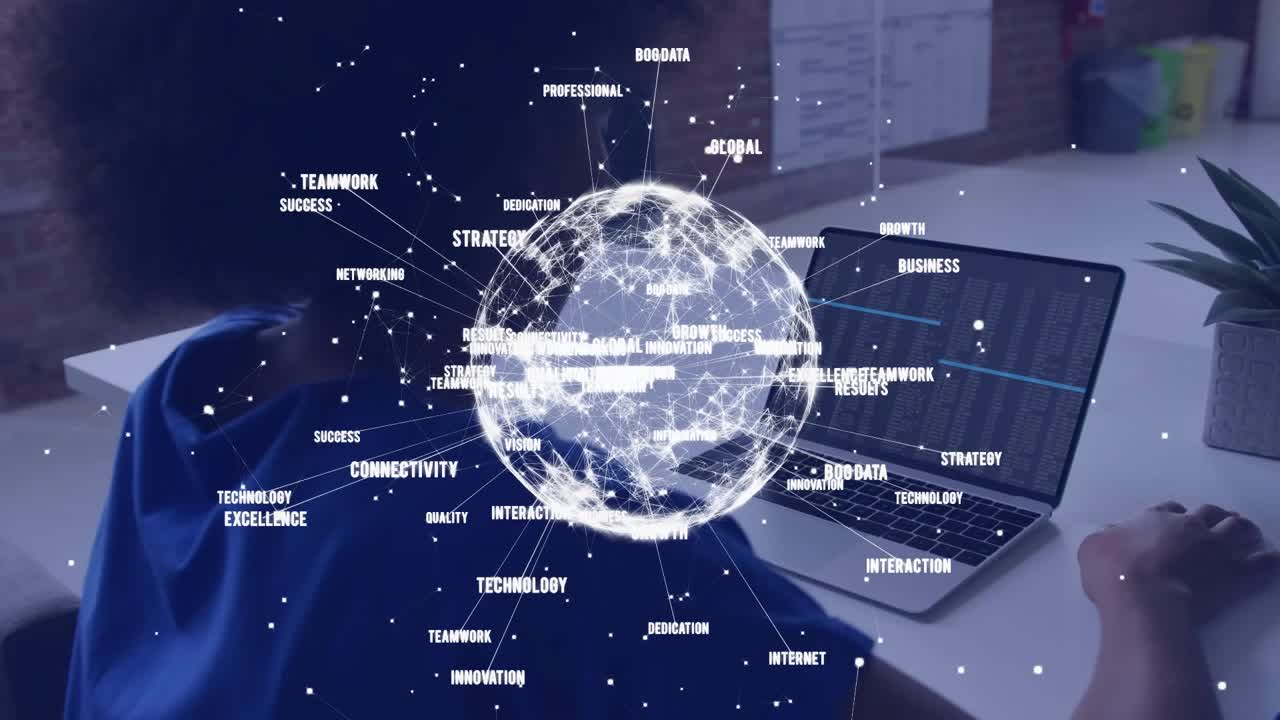 Professionista che usa un laptop in ufficio, una mano attiva un globo rotante che mostra parole chiave aziendali.