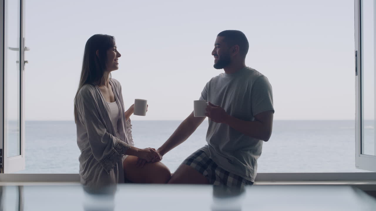 사랑 하는 커플 이 서로 키스 하고 있다