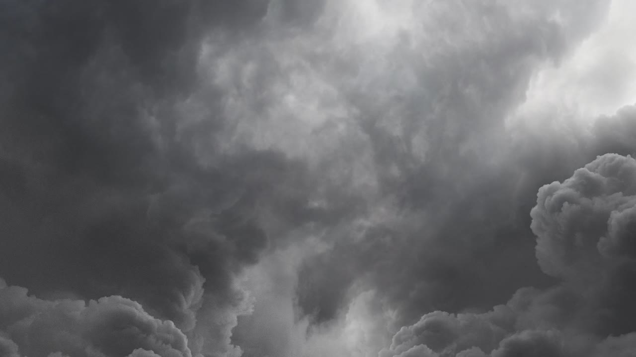 nubes grises y tormentas de nubes ocurren sobre el cielo oscuro