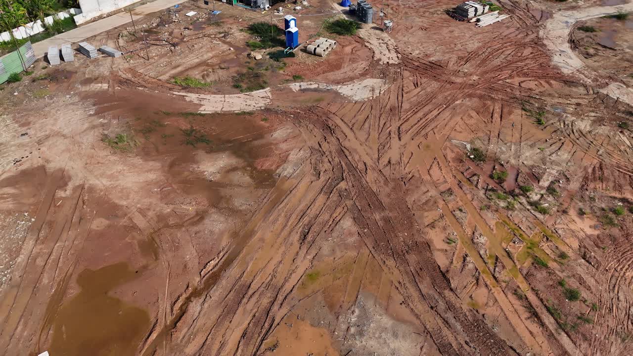 vista aérea de un sitio de construcción activo