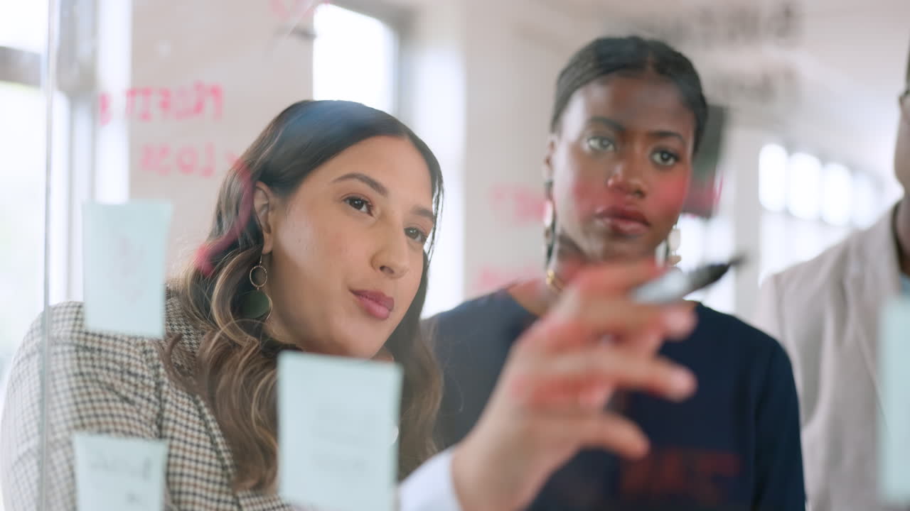 equipo, notas adhesivas y reuniones de negocios en la oficina