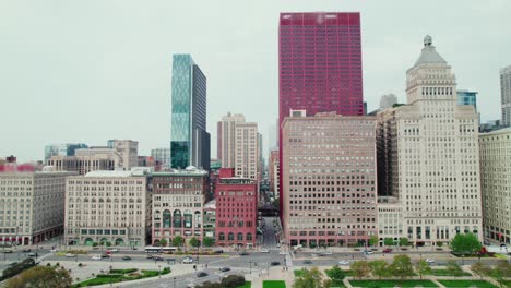 Revelando-Hermosos-Horizontes-De-Chicago,-Antena-Cinematográfica-En-El-Centro-De-La-Ciudad