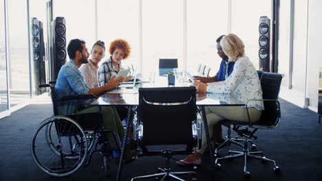 Führungskräfte-Diskutieren-Bei-Der-Besprechung-Im-Büro