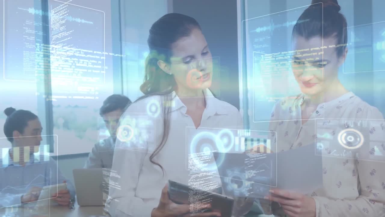 dos colegas están discutiendo un documento en la oficina