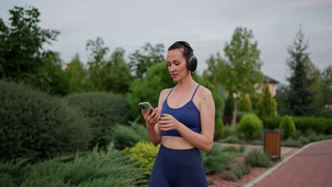 mujer haciendo ejercicio al aire libre usando un teléfono inteligente