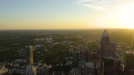 drone volando sobre rascacielos en charlotte, carolina del norte