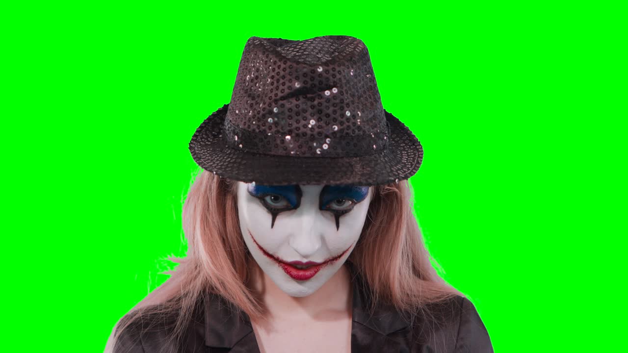 la chica payaso mirando a la cámara.