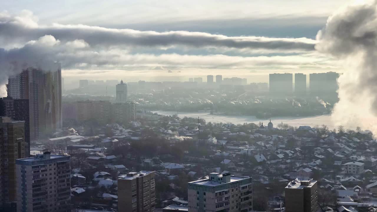 겨울에 도시에서 빠르게 변화하는 클라우드스케이프의 공중 시간 경과