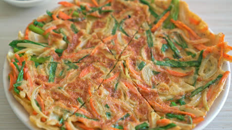 Pajeon-Oder-Koreanischer-Pfannkuchen-Oder-Koreanische-Pizza---Asiatischer-Essensstil