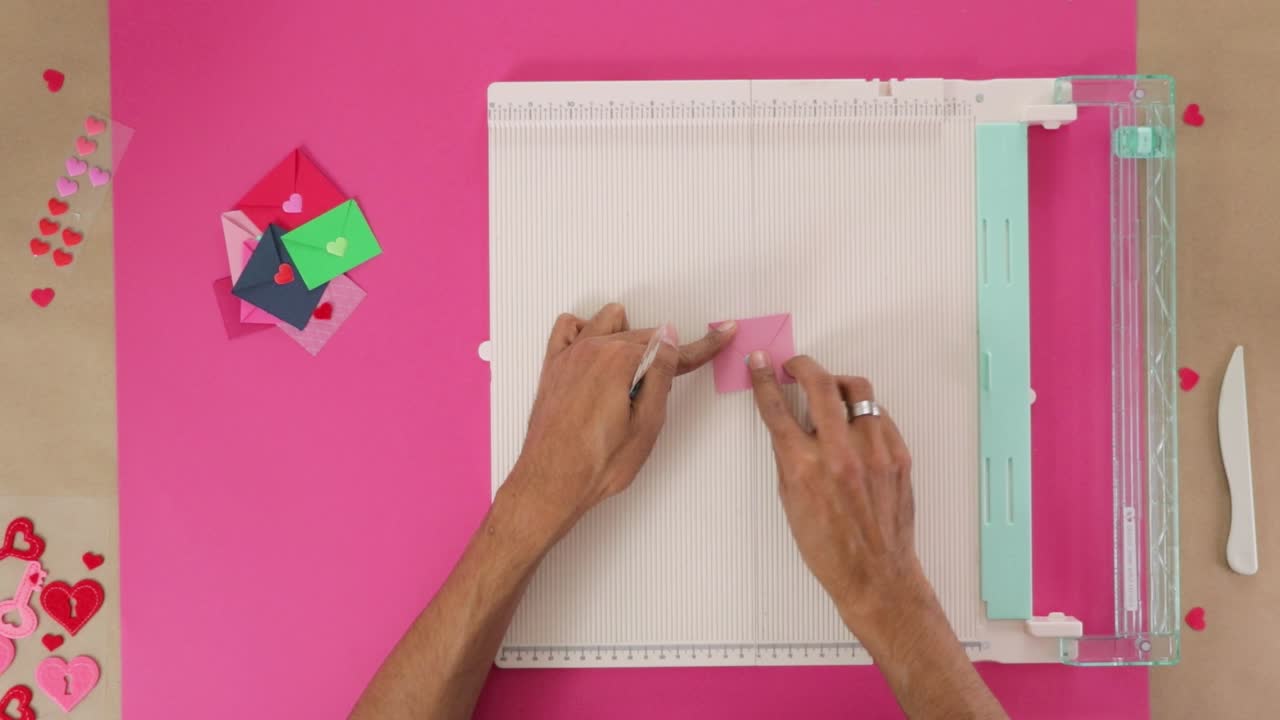 diseño y montaje de mini sobres con motivos románticos