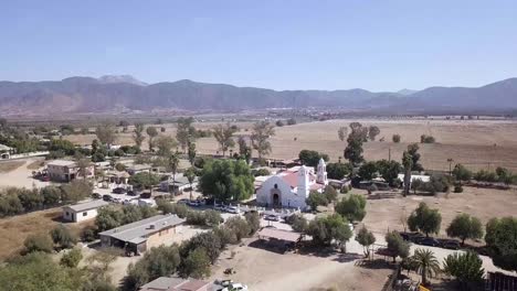 drone volando a una boda en una iglesia