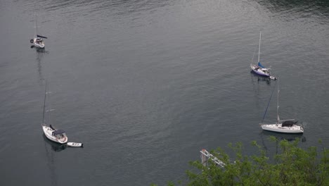 Barcos-Estacionados-En-El-Mar-Pescando