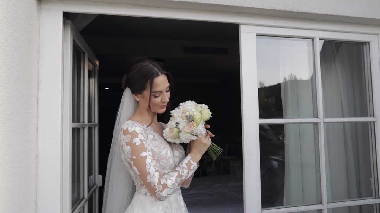 hermosa novia en vestido de novia sosteniendo un ramo de flores