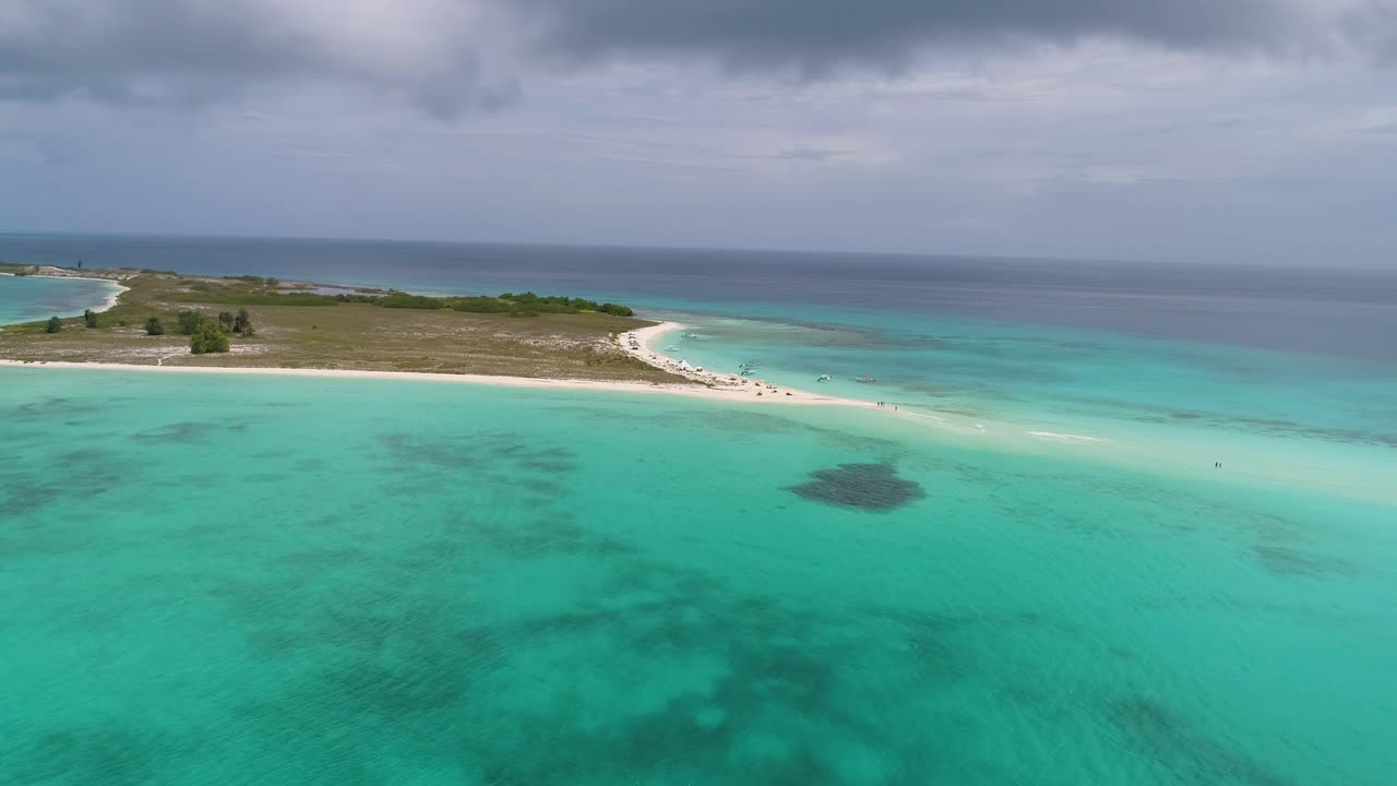 isla tropical con banco de arena, cayo de agua los rocas día lluvioso , toma aérea pan righit